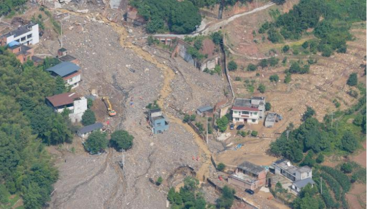 重庆永川山洪现场：粗木横亘河道 救援队地毯式搜救